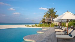 XL Maldives Heritance Aarah Main Pool Sunbeds